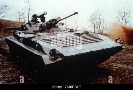 Eine rechte Vorderansicht eines sowjetischen, gepanzerten Personalträgers BMP-2, bewaffnet mit einer 30mm-Kanone und oben auf dem Geschützturm eine Panzerabwehrwaffe. Land: Unbekannt Stockfoto