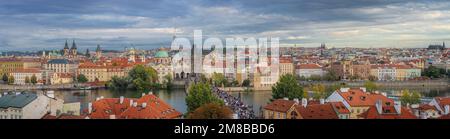 Panoramablick aus der Vogelperspektive auf die Prager Altstadt und die Karlsbrücke - Prag, Tschechische Republik Stockfoto