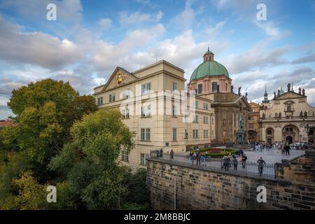 Blick auf den Krizovnicke-Platz mit Karlsbrückenmuseum und St. Franziskus von Assisi Kirche (St. Franziskus Seraph) - Prag, Tschechische Republik Stockfoto