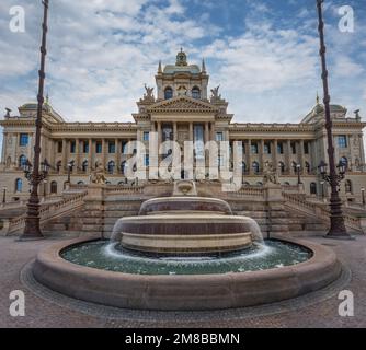 Nationalmuseum und Wenzelspringbrunnen am Wenzelsplatz - Prag, Tschechische Republik Stockfoto