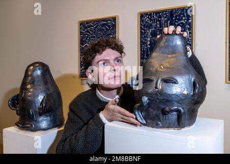 Edinburgh, Vereinigtes Königreich. 13. Januar 2023, Bild: L to R RSA Staff, Tom Hutton mit der Arbeit Figofago von Aleksandra Zawada, Preisträger 2011. Die Royal Scottish Academy präsentiert neue Arbeiten der RSA Barns-Graham Travel Award-Gewinner Natasha Jensen und Paige Silverman aus den Jahren 2020 und 2021, teilt die aktuelle Arbeit früherer Gewinner mit und verfolgt die Entwicklung ihrer Praxis in den dazwischen liegenden Jahren. Daneben befindet sich eine Ausstellung des Werks von William Littlejohn in New Light. Die Ausstellungen finden vom 14. Januar bis 1. März 2023 im RSA in Edinburgh statt. Kredit: Rich Dyson/Al Stockfoto