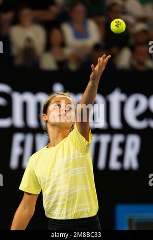 Melbourne, Australien. 13. Januar 2023. Die 10-jährige Ana Maric spielt mit Novak Djokovic aus Serbien während eines Ausstellungsspiels gegen Nick Kyrgios aus Australien in Aktion. Die Erlöse gehen an wohltätige Zwecke in der Rod Laver Arena vor den Australian Open 2023 in Melbourne, Australien. Sydney Low/Cal Sport Media/Alamy Live News Stockfoto