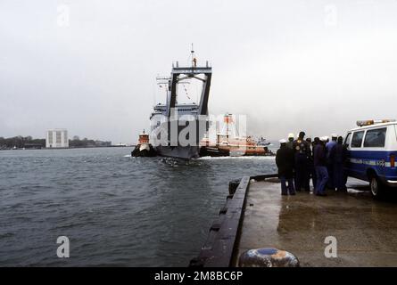 Kommerzielle Hafenschlepper manövrieren das Tanklandeschiff USS FAIRFAX COUNTY (LST 1193) während der Flottenwoche zum Pier. Basis: New York Staat: New York (NY) Land: Vereinigte Staaten von Amerika (USA) Stockfoto