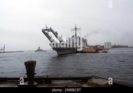 Kommerzielle Hafenschlepper manövrieren das Tanklandeschiff USS FAIRFAX COUNTY (LST 1193) während der Flottenwoche zum Pier. Basis: New York Staat: New York (NY) Land: Vereinigte Staaten von Amerika (USA) Stockfoto