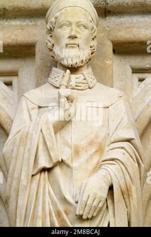 Statue de Saint-Ursin sur le trumeau de la Cathédrale Saint-Etienne. Bourges. Cher. Mitte. Frankreich. Europa. Stockfoto