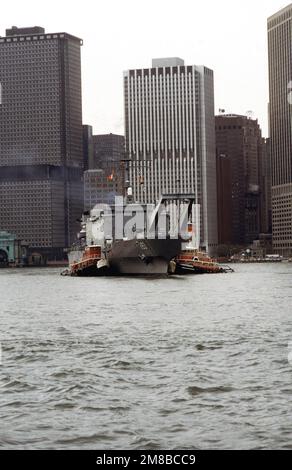 Das Panzerlandeschiff USS FAIRFAX COUNTY (LST 1193) wird während der Flottenwoche von Schleppern in einen Liegeplatz gebracht. Basis: New York Harbor State: New York (NY) Land: Vereinigte Staaten von Amerika (USA) Stockfoto