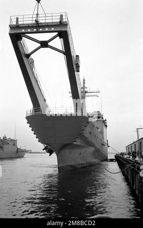 Das Panzerlandeschiff USS FAIRFAX COUNTY (LST 1193) verbindet sich zu Beginn der Flottenwoche mit einem Pier in Brooklyn. Basis: New York Staat: New York (NY) Land: Vereinigte Staaten von Amerika (USA) Stockfoto