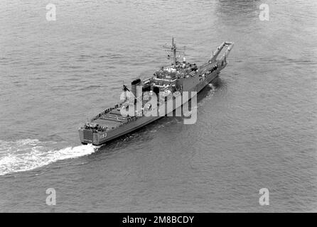 Das Panzerlandeschiff USS FAIRFAX COUNTY (LST 1193) nimmt zu Beginn der Flottenwoche an der Schiffsparade Teil. Basis: New York Staat: New York (NY) Land: Vereinigte Staaten von Amerika (USA) Stockfoto