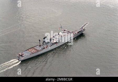 Steuerbordseite des Panzerlandeschiffs USS FAIRFAX COUNTY (LST 1193), das zu Aktivitäten der Navy Fleet Week ankommt. Basis: New York Staat: New York (NY) Land: Vereinigte Staaten von Amerika (USA) Stockfoto