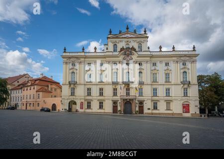 Erzbischofspalast am Hradcany-Platz - Prag, Tschechische Republik Stockfoto