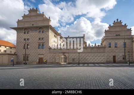 Schloss Schwarzenberg und Nationalgalerie am Hradcany-Platz - Prag, Tschechische Republik Stockfoto