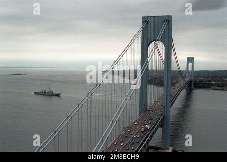 Das Panzerlandeschiff USS FAIRFAX COUNTY (LST 1193) nähert sich der Verrazano Narrows Bridge, wenn das Schiff für Aktivitäten der Navy Fleet Week eintrifft. Basis: New York Staat: New York (NY) Land: Vereinigte Staaten von Amerika (USA) Stockfoto