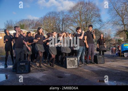 London, Großbritannien. 13. Januar 2023. Die Dukes Meadows Bridge eröffnet Chiswick einen verbesserten Zugang zum Themsenpfad. London, Großbritannien. Das 4-jährige Projekt von Stadtrat John Todd von Chiswick wird mit dem Durchschneiden des Bandes durch Hounslow, Bürgermeister Raghwinder Siddhu, verwirklicht. Die Stahlpfanne der Chiswick School und der Theaterkurs waren voller Energie. Toast the Dog war der erste Hund, der die Brücke unter der Barnes Bridge benutzte. Kredit: Peter Hogan/Alamy Live News Stockfoto