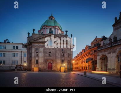 St. Franziskus-Assisi-Kirche (Kirche des Heiligen Franziskus Seraph) am Krizovnicke-Platz bei Nacht - Prag, Tschechische Republik Stockfoto