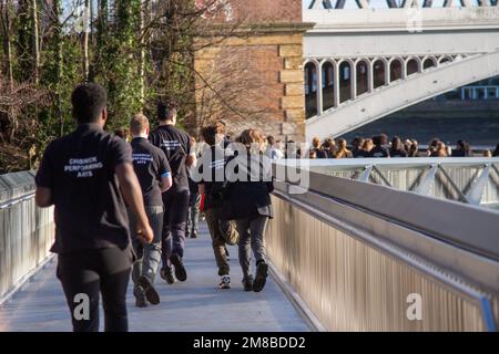 London, Großbritannien. 13. Januar 2023. Die Dukes Meadows Bridge eröffnet Chiswick einen verbesserten Zugang zum Themsenpfad. London, Großbritannien. Das 4-jährige Projekt von Stadtrat John Todd von Chiswick wird mit dem Durchschneiden des Bandes durch Hounslow, Bürgermeister Raghwinder Siddhu, verwirklicht. Die Stahlpfanne der Chiswick School und der Theaterkurs waren voller Energie. Toast the Dog war der erste Hund, der die Brücke unter der Barnes Bridge benutzte. Kredit: Peter Hogan/Alamy Live News Stockfoto