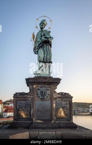Statue von Johannes von Nepomuk auf der Karlsbrücke - Prag, Tschechische Republik Stockfoto