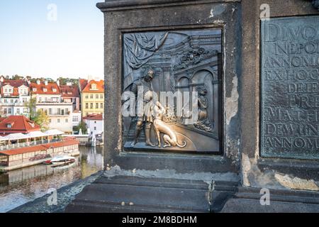 Plakette unter der Statue des Johannes von Nepomuk auf der Karlsbrücke - Prag, Tschechische Republik Stockfoto