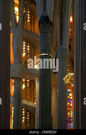 Säulen und Lichter in der Kathedrale Sagrada Familia von Gaudi, Barcelona Stockfoto