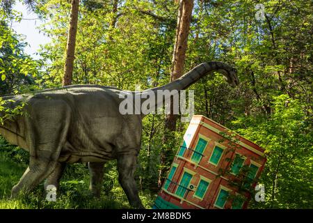 Tscheljabinsk, Russland - 01. Juni 2022. Eine Dinosaurierfigur steht in einem Stadtpark. Stockfoto