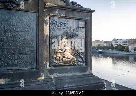 Plakette unter der Statue des Johannes von Nepomuk auf der Karlsbrücke - das Reiben der Plakette soll Glück bringen - Prag, Tschechische Republik Stockfoto