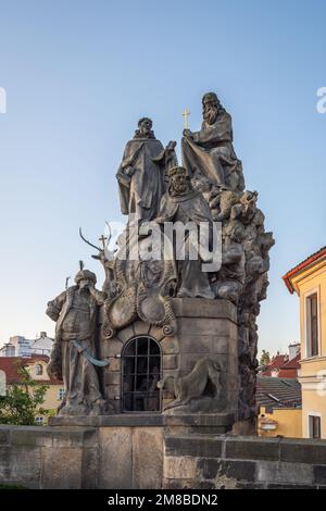 Statuen von Johannes von Matha, Felix von Valois und St. Ivan auf der Karlsbrücke - Prag, Tschechische Republik Stockfoto