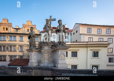 Statue des Heiligen Erlösers mit Cosmas und Damian auf der Karlsbrücke - Prag, Tschechische Republik Stockfoto