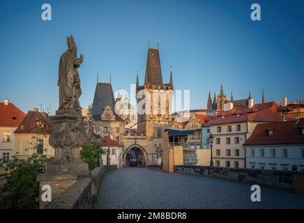 Karlsbrücke und Kleinstadt-Brückenturm - Prag, Tschechische Republik Stockfoto