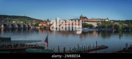 Panoramablick auf die Prager Skyline mit Prager Burg, Karlsbrücke, Petrin-Hügel und Mala Strana - Prag, Tschechische Republik Stockfoto