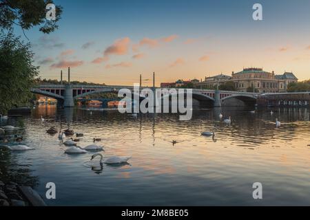 Männerbrücke an der Moldau bei Sonnenuntergang - Prag, Tschechische Republik Stockfoto