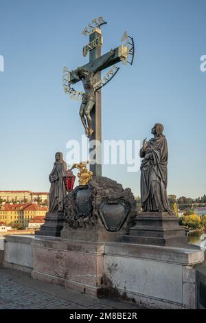 Statue des Heiligen Kreuzes und Kalvarien auf der Karlsbrücke - Prag, Tschechische Republik Stockfoto