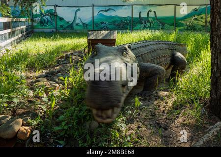 Tscheljabinsk, Russland - 01. Juni 2022. Eine Dinosaurierfigur steht in einem Stadtpark. Stockfoto