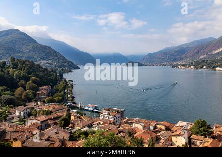 Blick von oben auf bellagio über den Comer See bis tremezzo und lenno sonniger Tag Stockfoto