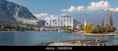 Panoramablick auf stresa isola Superiore und die umliegenden Berge am Lago maggiore am Sommertag Stockfoto