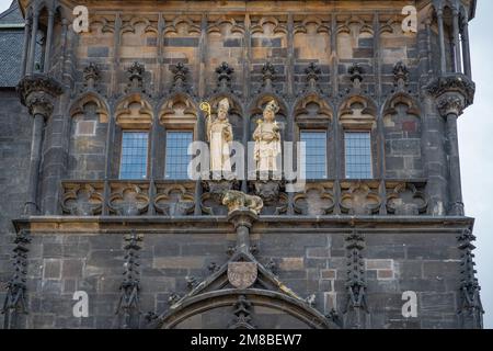 Skulpturen am Old Town Bridge Tower an der Karlsbrücke mit St. Procopius und St. Sigismund - Prag, Tschechische Republik Stockfoto