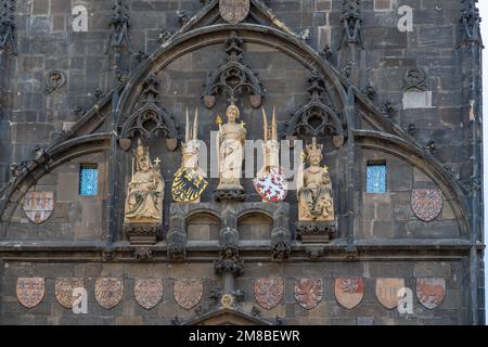 Skulpturen am Old Town Bridge Tower an der Karlsbrücke mit Karl IV., Wenzel IV. Und St. Vitus - Prag, Tschechische Republik Stockfoto