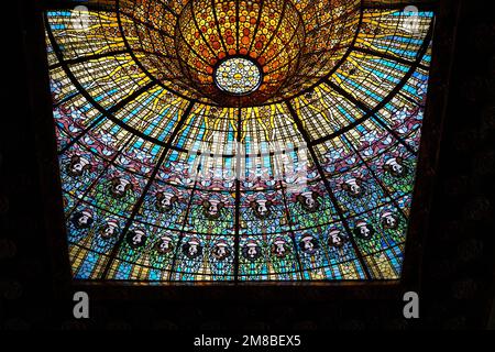 Farbenfrohes Glas der katalanischen Decke des Palau de la Musica in Barcelona Stockfoto