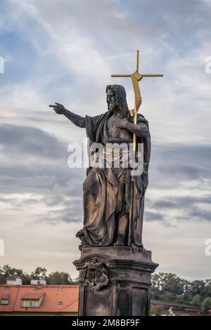 Statue von Johannes dem Täufer auf der Karlsbrücke - Prag, Tschechische Republik Stockfoto