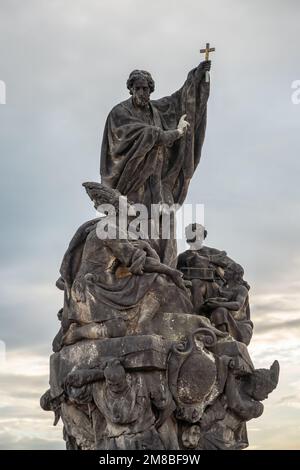 Statue des Hl. Franziskus Xavier auf der Karlsbrücke - Prag, Tschechische Republik Stockfoto