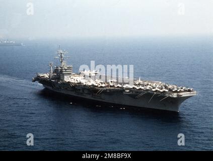 Steuerbord-Bugblick des nuklearbetriebenen Flugzeugträgers USS DWIGHT D. EISENHOWER (CVN 69), der während der NATO-Süd-Region-Übung DRACHENHAMMER '90 im Gange ist. Im Hintergrund links oben befindet sich der britische Leichtflugzeugträger HMS INBESIEGBAR (R-05). Gegenstand Operation/Serie: DRACHENHAMMER '90 Land: Mittelmeer (MED) Stockfoto