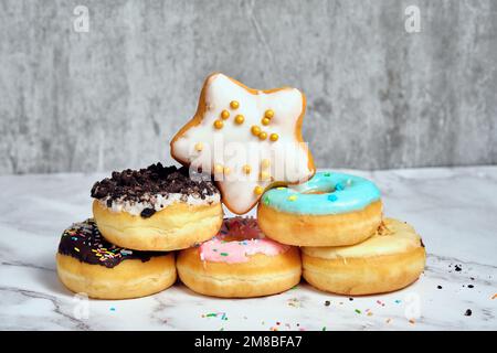 Ein Stapel verschiedener Donuts Stockfoto