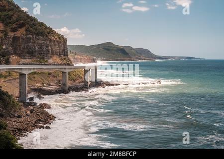 Die Sea Cliff Bridge, eine 2005 erbaute balancierte Auslegerbrücke, verläuft entlang der Küste von New South Wales in Australien, die die Städte Clifton verbindet Stockfoto