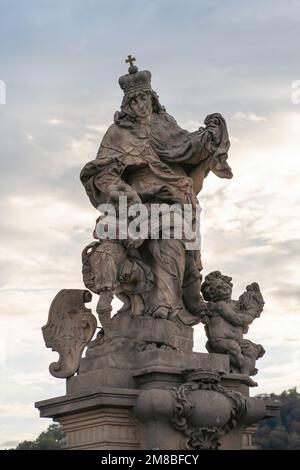 Statue des Heiligen Ludmila auf der Karlsbrücke - Prag, Tschechische Republik Stockfoto