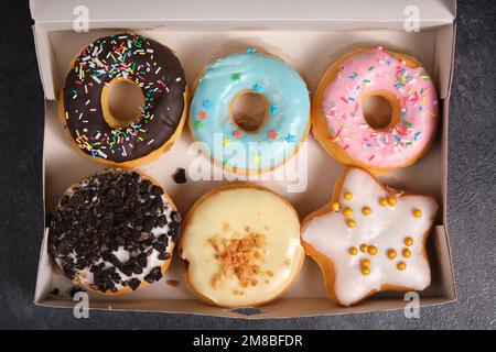 Schachtel mit einer Vielzahl von Donuts Stockfoto