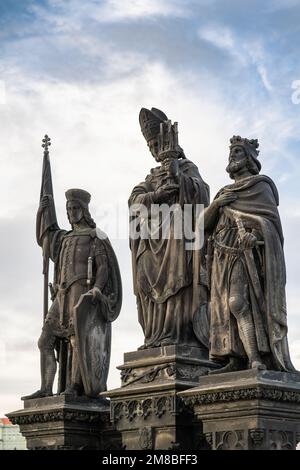 Statue der Heiligen Norbert von Xanten, Wenzel und Sigismund auf der Karlsbrücke - Prag, Tschechische Republik Stockfoto