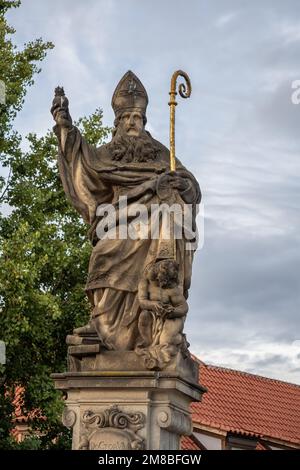 Statue von St. Augustine von Hippo auf der Karlsbrücke - Prag, Tschechische Republik Stockfoto