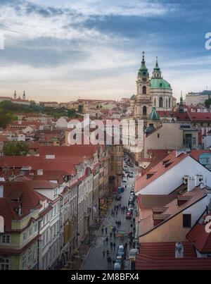 Luftaufnahme von St. Nicholas Kirche und Mala Strana - Prag, Tschechische Republik Stockfoto