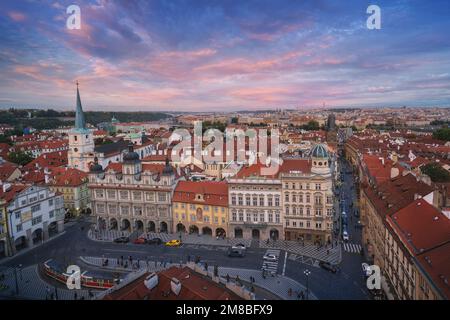 Blick auf den Malostranske Namesti Platz bei Sonnenuntergang - Prag, Tschechische Republik Stockfoto