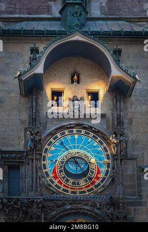 St. James der Less und St. Peter animierten Apostelfiguren der astronomischen Uhr im Alten Rathaus - Prag, Tschechische Republik Stockfoto