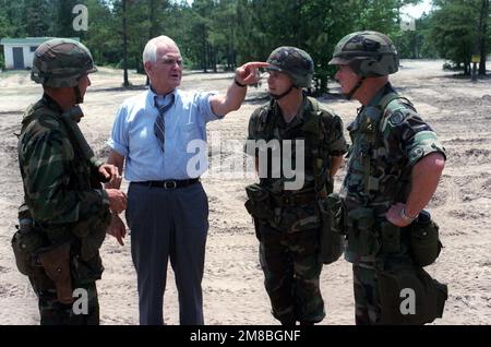 General William Westmoreland im Ruhestand spricht mit drei Mitgliedern der 24. Infanteriedivision (mechanisiert) während eines Besuchs der Basis. Basis: Fort Stewart Bundesstaat: Georgia (GA) Land: Vereinigte Staaten von Amerika (USA) Stockfoto