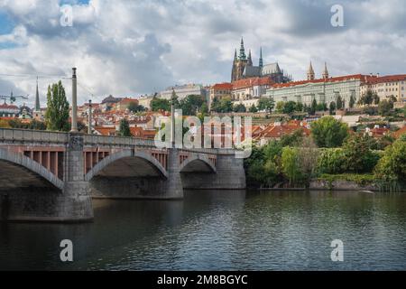 Männerbrücke und Moldau mit der Skyline der Prager Burg - Prag, Tschechische Republik Stockfoto